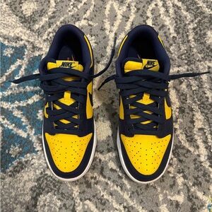 Michigan dunks yellow and black barely used m6.5